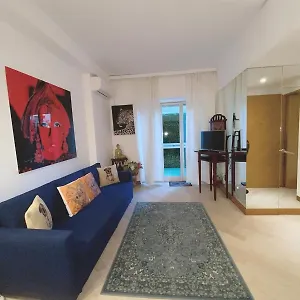 In Mc Center, 5min Walk To Casino & The Port And 1min From Underground Train Station Apartmán